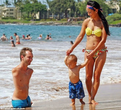 Motivational-Speaker-Nick-Vujicic,-Born-Without-Hand+&-Leg-At-The-Beach-With-Wife-And-Son-12.jpg