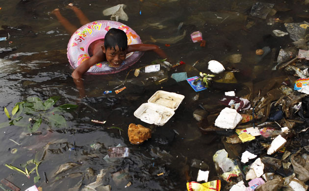 Garbage-A-child-swims-in--019.jpg